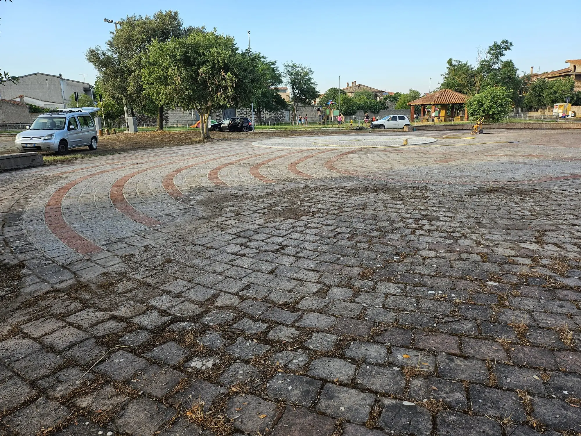 Pulizia piazza prima dell'intervento