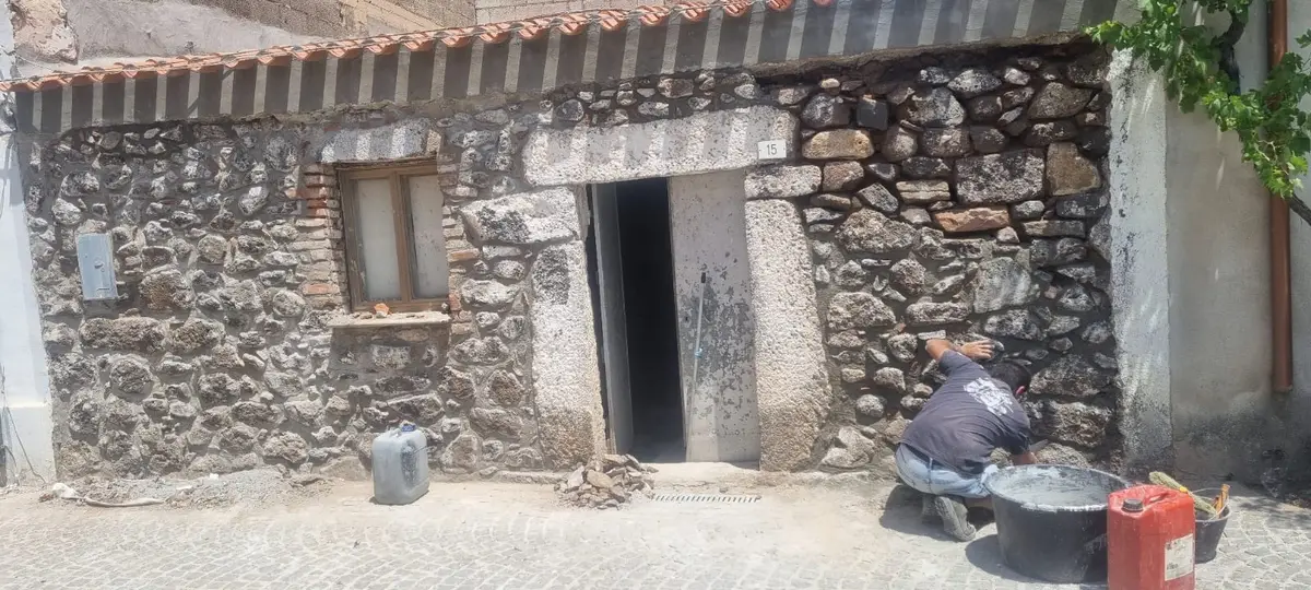 Parete in pietra durante il recupero
